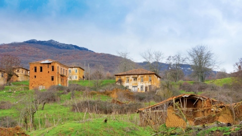 Το χωριό της Καστοριάς με την άγρια ομορφιά που έχει γίνει σκηνικό ταινίας