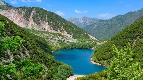 O κρυμμένος παράδεισος της νεότερης φυσικής λίμνης στην Ελλάδα  