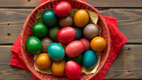 Αυγά: πώς δεν θα σπάσουν στο βράσιμο και πώς τα βάφουμε με φυσικό τρόπο