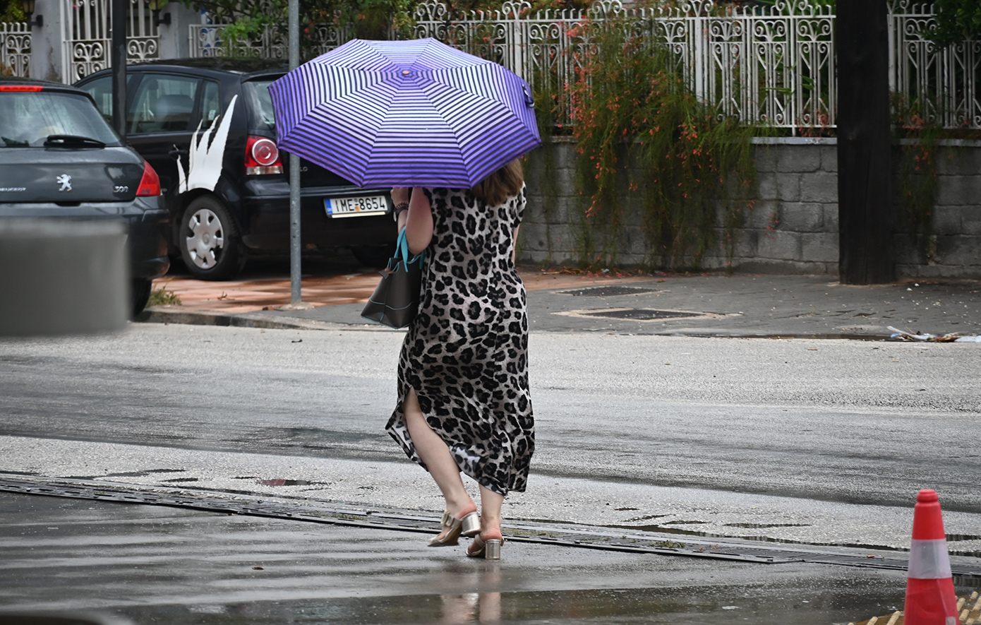 Καιρός: Προβλέψεις για βροχές και καταιγίδες την επόμενη εβδομάδα – Μικρή πτώση της θερμοκρασίας