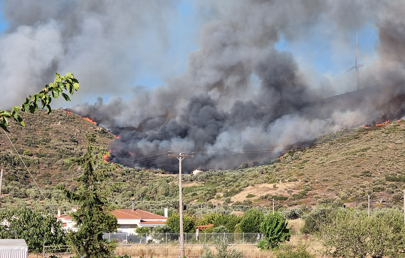 Σε εξέλιξη πυρκαγιά στα Μέγαρα – Μήνυμα από το 112 στους κατοίκους της περιοχής Νέο Μάζι να εκκενώσουν προς Αιγειρούσες