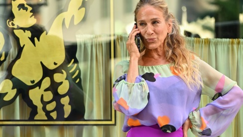 Η Sarah Jessica Parker επαναφέρει τη διάσημη Chanel μπλούζα της Carrie Bradshaw 24 χρόνια μετά