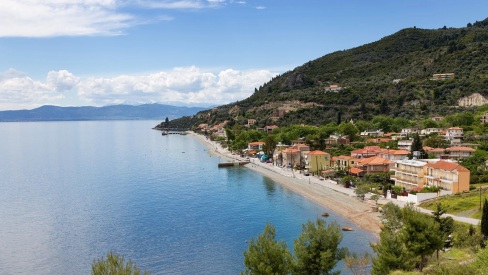 Ένα ήσυχο ψαροχώρι στον Βόρειο Ευβοϊκό, με ιαματική πηγή που εκβάλλει στη θάλασσα