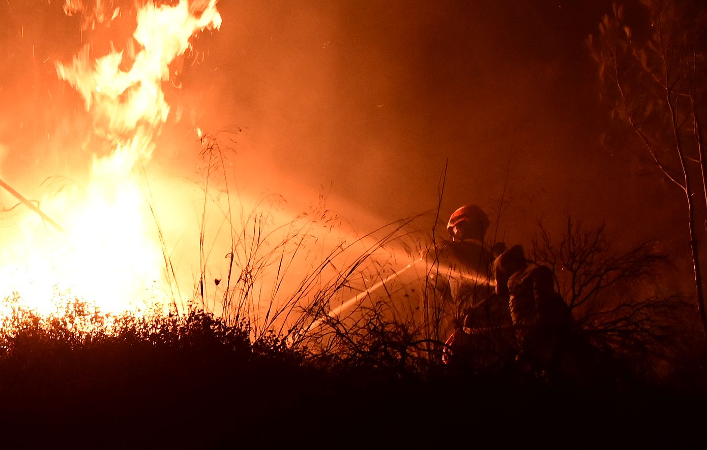 Συγκινητικές οι προσπάθειες των πυροσβεστών να περιορίσουν το πύρινο μέτωπο της φωτιάς που καίει ανεξέλεγκτη στην ΒΑ Αττική