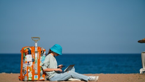 Quiet vacation: Η νέα τάση διακοπών δεν είναι τόσο αθώα όσο μοιάζει 