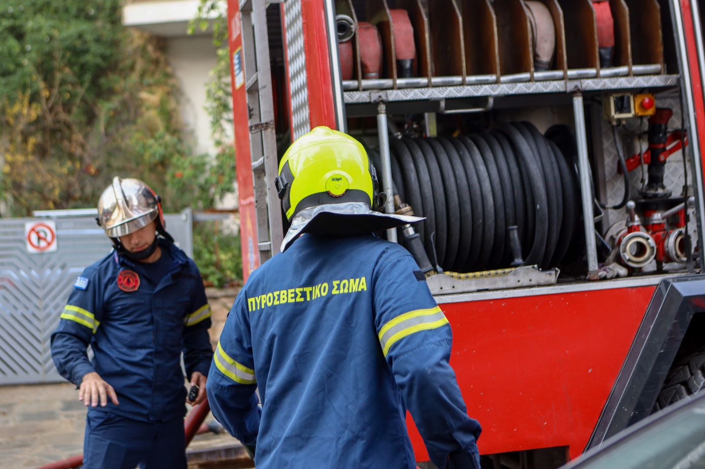 Υπό μερικό έλεγχο η πυρκαγιά σε αμαξοστάσιο στη Μάνδρα