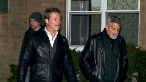 Video: O Brad Pitt φωτογραφίζεται με τον George Clooney στο οινοποιείο που διεκδικεί η Angelina Jolie 