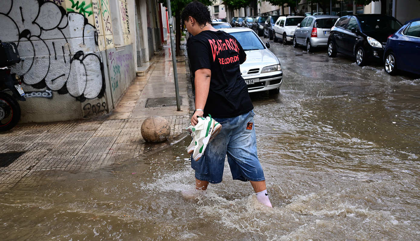 Κακοκαιρία Atena: «Ποτάμια» οι δρόμοι στο κέντρο της Αθήνας από την καταιγίδα – Ποιες περιοχές είναι «στο κόκκινο» τις επόμενες ώρες