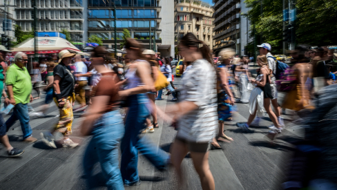 Κόβουν κλήσεις και σε πεζούς