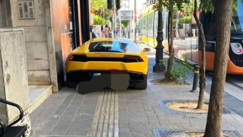 Εξωφρενικό παρκάρισμα στον Πειραιά: Lamborghini πάνω σε πεζοδρόμιο και οδηγό τυφλών