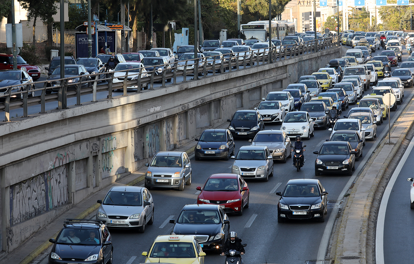 Κίνηση τώρα: Απροσπέλαστος ο Κηφισός – Μποτιλιάρισμα στην Κηφισίας και το κέντρο της Αθήνας