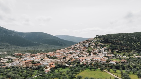 Η δασκάλα που επέστρεψε στο χωριό της -H Ειρήνη βρήκε νέο νόημα στη ζωή της στο Κορακοβούνι Αρκαδίας