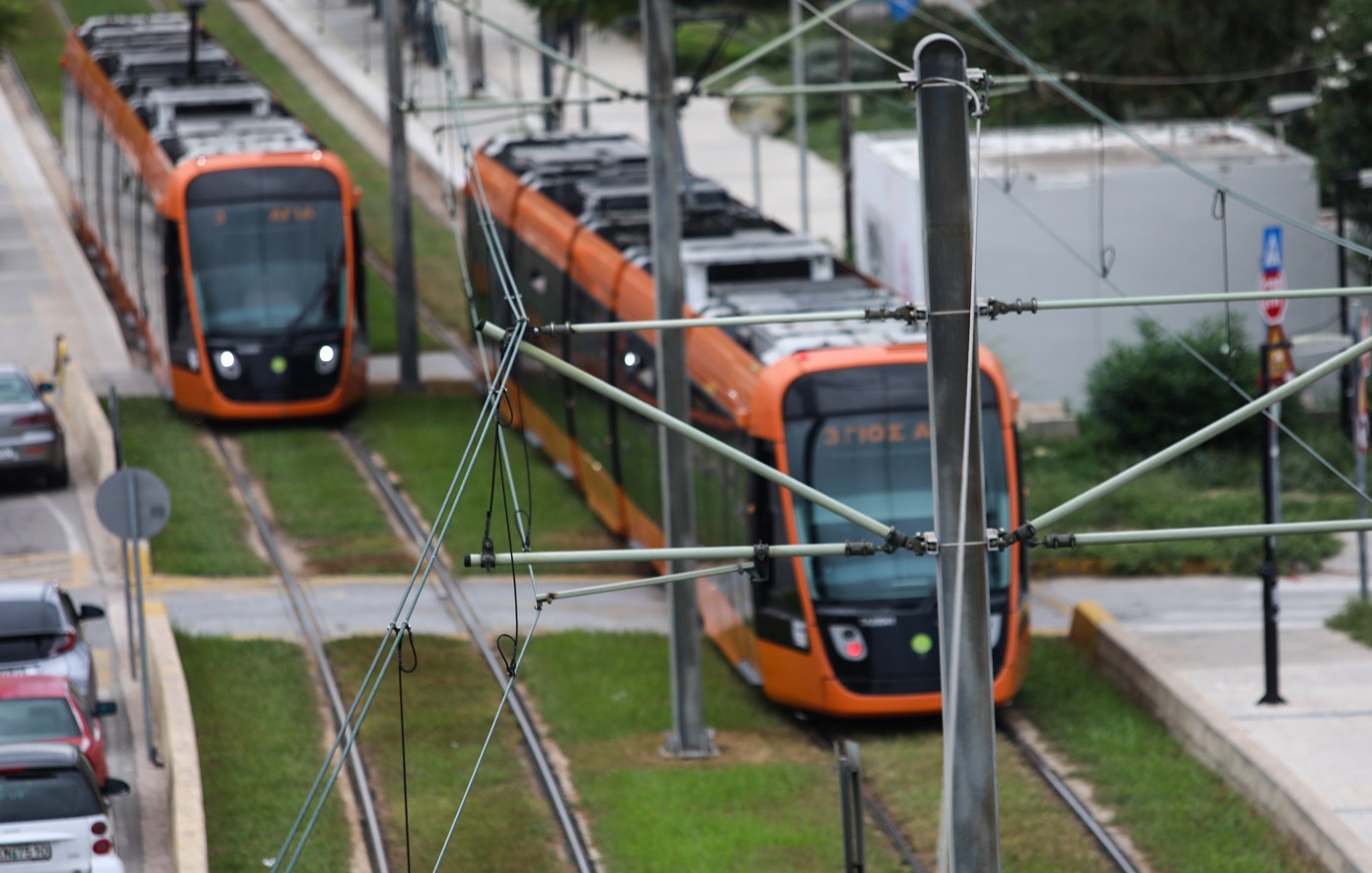 Πεζός παρασύρθηκε από συρμό του Τραμ στη Γλυφάδα