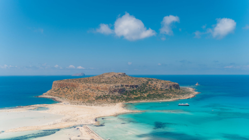 To νησάκι στη Δυτική Κρήτη με τα υπέροχα νερά και το εντυπωσιακό κάστρο