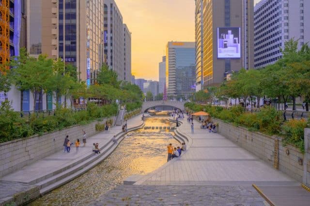 Σεούλ:-Η-πρωτεύουσα-της-Κορέας-μετατρέπεται-σε-μία-μεγάλη-«Υπαίθρια-Βιβλιοθήκη»