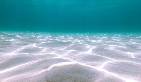 Η χώρα της Ευρώπης που έχει τα πιο καθαρά νερά για κολύμπι (δεν είναι η Ελλάδα)