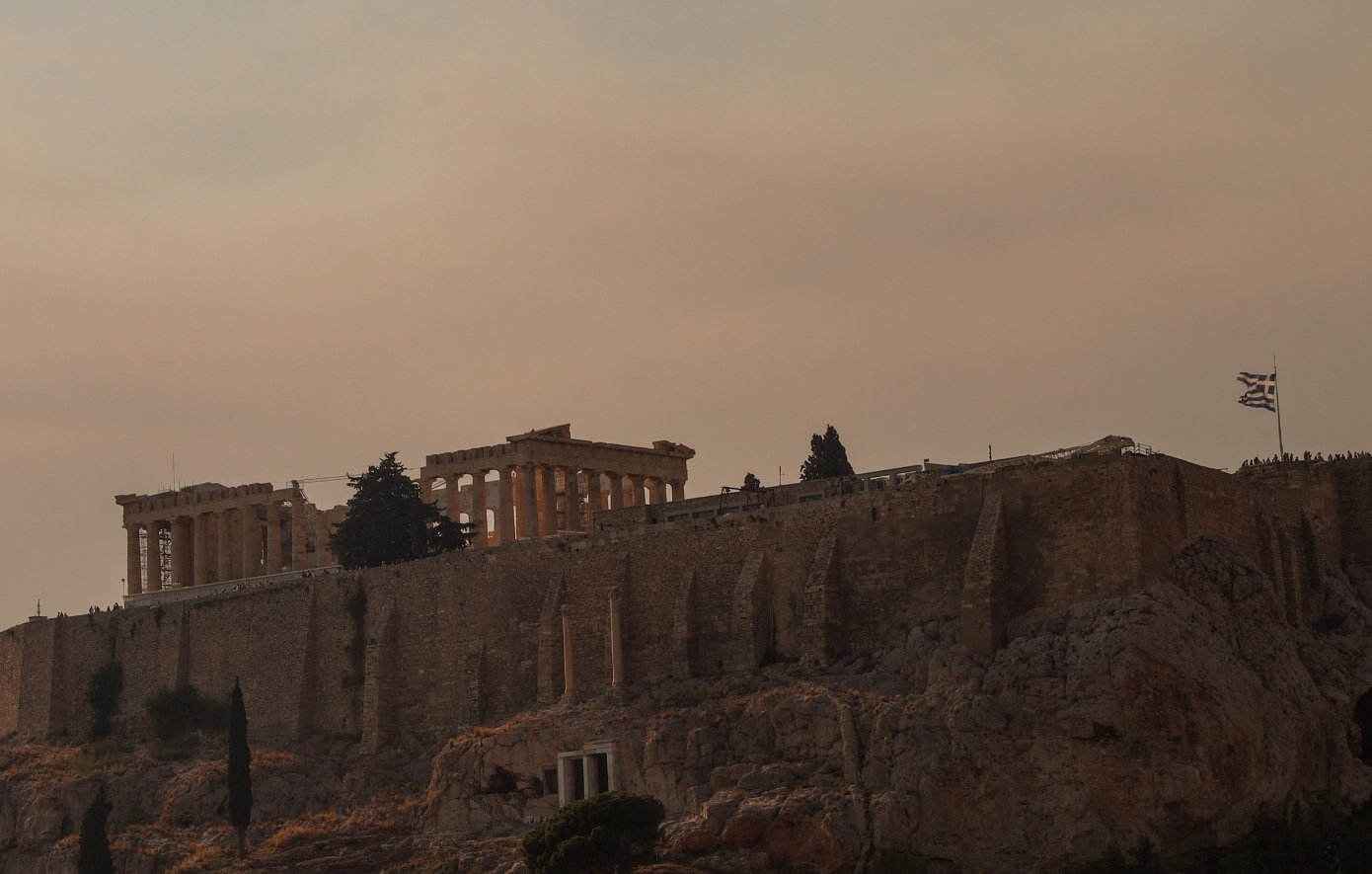 Ο καπνός από τη φωτιά στη Δροσοπηγή σκεπάζει την Αθήνα – Δείτε φωτογραφίες