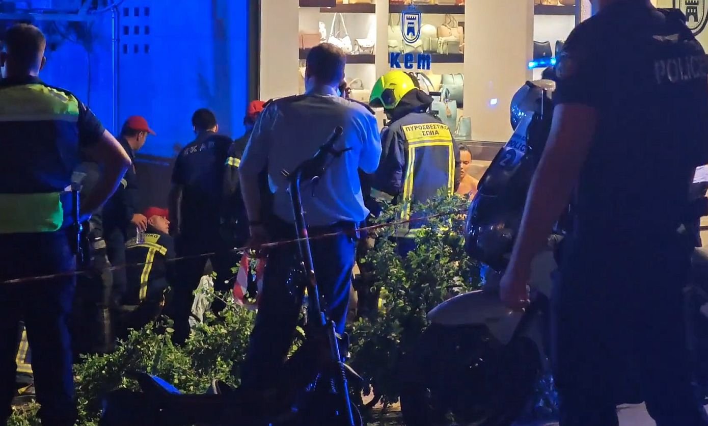 Σοβαρό ατύχημα στο Κολωνάκι – Αυτοκίνητο έπεσε σε εστιατόριο – Τουλάχιστον 12 τραυματίες
