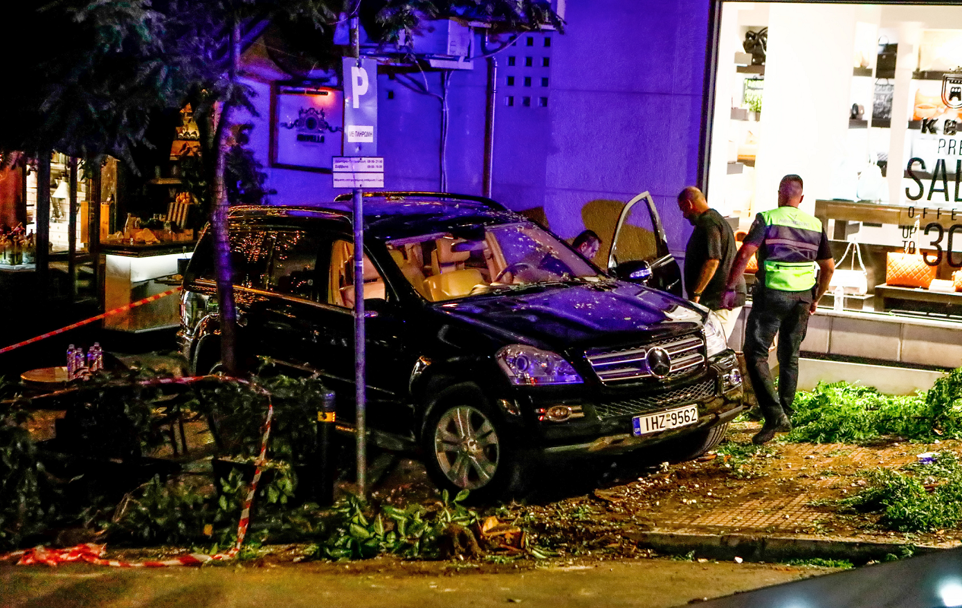 Σοβαρό ατύχημα στο Κολωνάκι: Λύθηκε το χειρόφρενο στο τζιπ – Συνελήφθη ο οδηγός, 11 τραυματίες στο ΚΑΤ