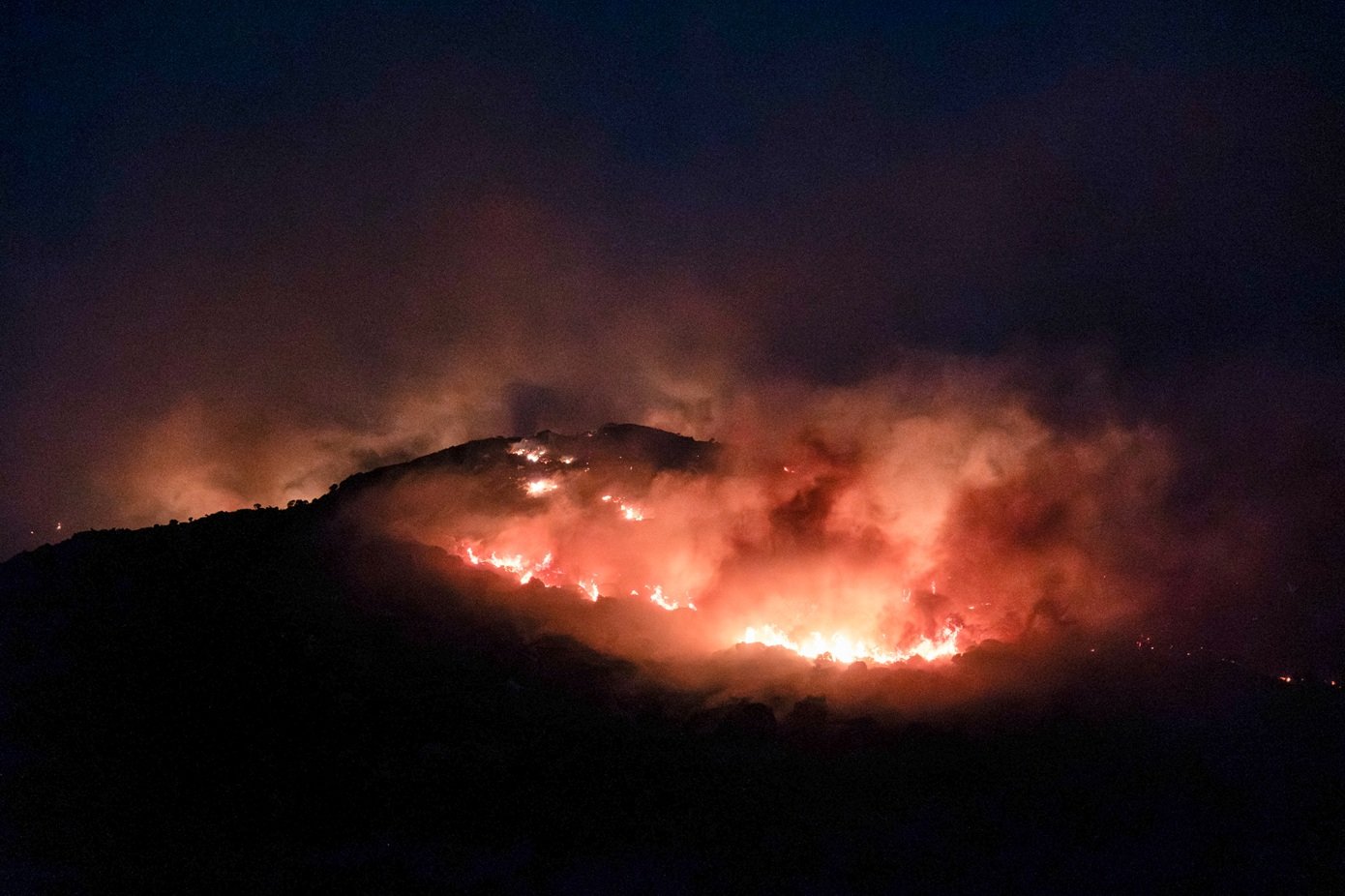 Ολονύχτια μάχη με τις φλόγες σε Εύβοια, Κύθηρα, Μεσσηνία, Κοζάνη και Κρήτη – Χωρίς ενεργό μέτωπο η φωτιά στη Δροσοπηγή