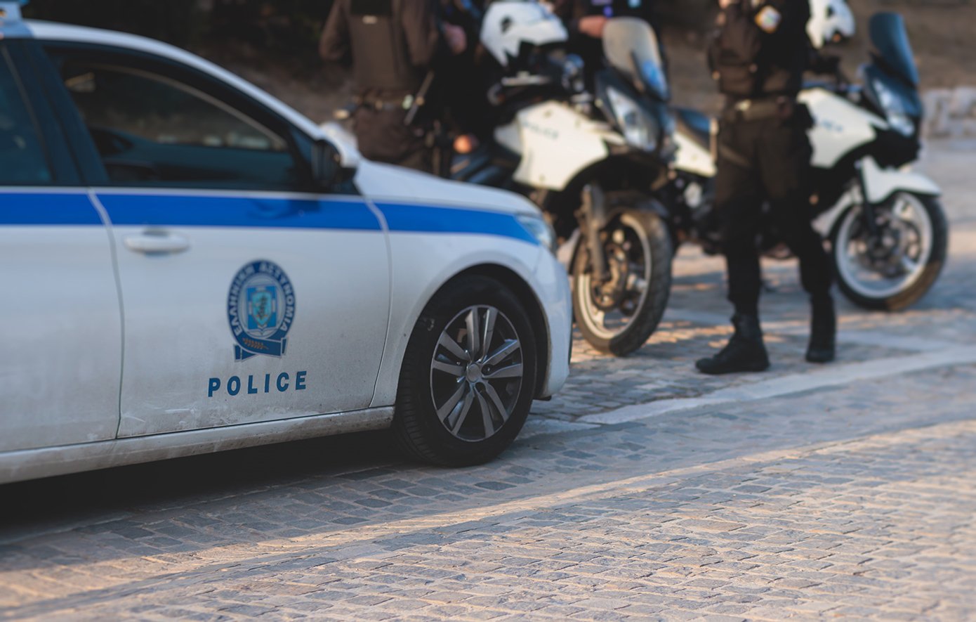Ωτοστόπ τρόμου για φοιτήτριες στα Χανιά: Ο οδηγός αρνήθηκε να τις αφήσει να κατέβουν και εμβόλισε μηχανές και περιπολικό – Κάλεσαν το 112