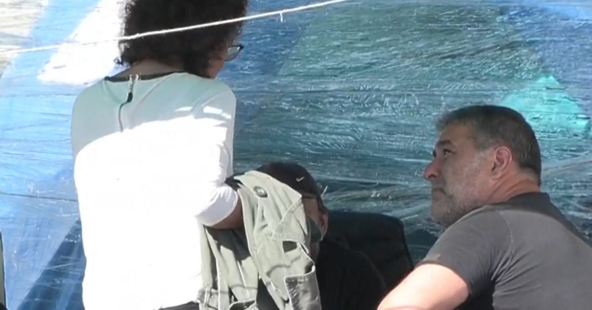 Ο-Βασίλης-Μπισμπίκης-στο-πλευρό-του-Πάνου-Ρούτσι-στο-Σύνταγμα
