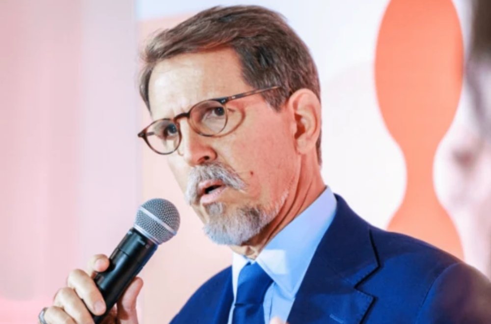 Παύλος Ντε Γκρες: «Είμαι εδώ ως απλός πολίτης – Το πώς θέλει να με αποκαλεί κάποιος είναι δικό του θέμα»