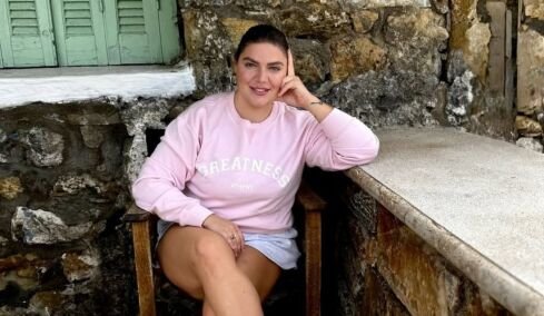 Φωτογραφία: Η Δανάη Μπάρκα ποζάρει γυμνή στη μπανιέρα