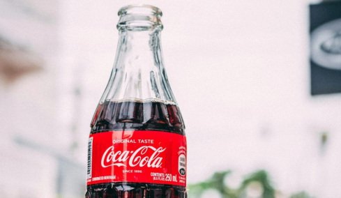 YouTuber έφτιαξε τη μυστική συνταγή της Coca-Cola: Τι περιέχει πραγματικά το θρυλικό αναψυκτικό (vid)