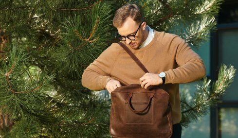 Διευθυντής σχολείου δίνει μπόνους 50 ευρώ σε δασκάλους για να ταξιδέψουν στις οικογένειές τους