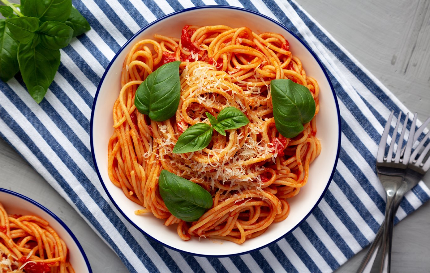 Σπαγγέτι Pomodoro με ντομάτα, σκόρδο και βασιλικό