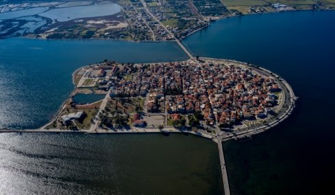 Η «μικρή Βενετία» της Ελλάδας με τα πέτρινα τοξωτά γεφύρια και τη μεγάλη ναυτική ιστορία