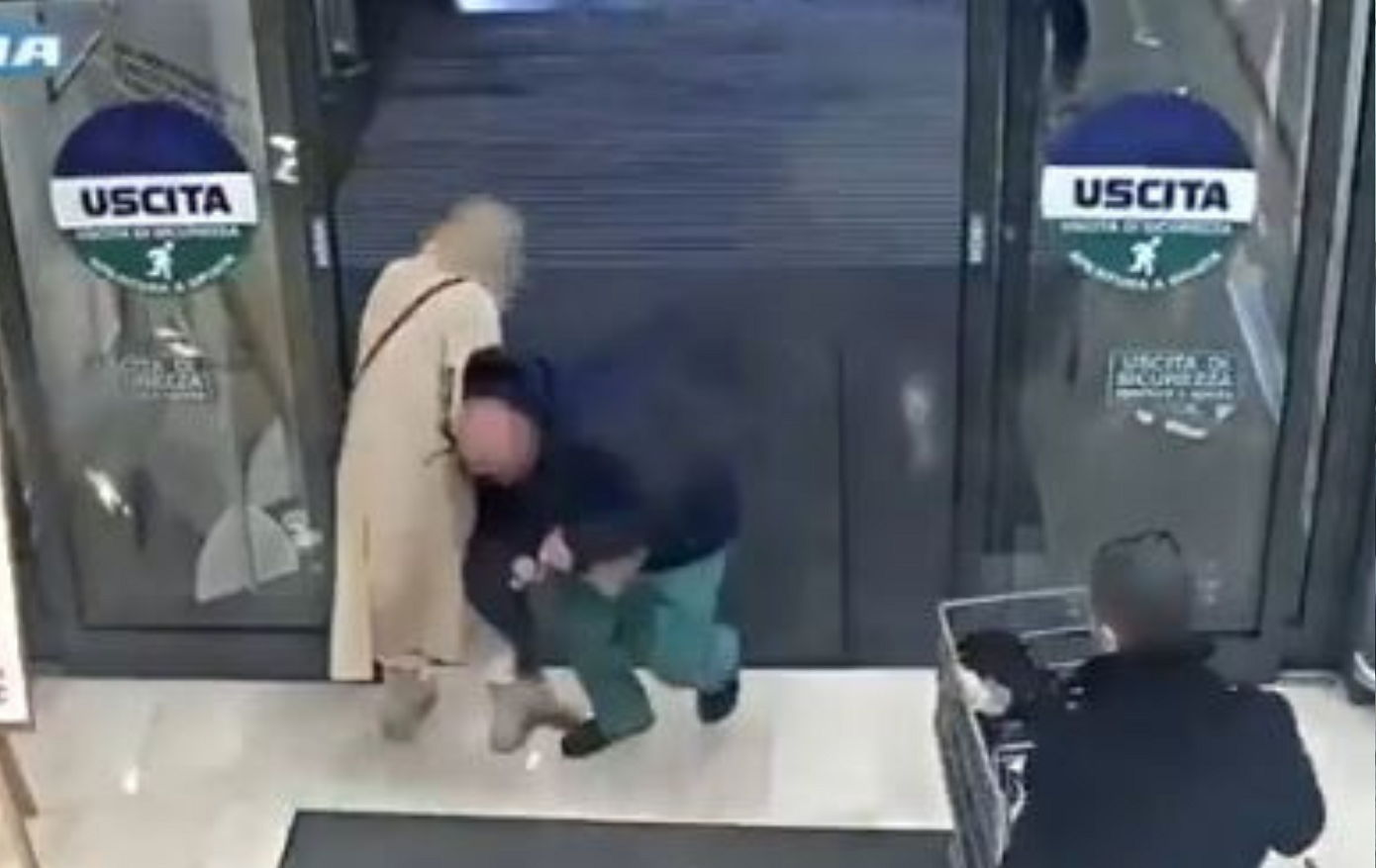 Άστεγος άρπαξε παιδί από τα χέρια της μητέρας του μέσα σε σούπερ μάρκετ – Πάλεψε να το σώσει, δείτε βίντεο