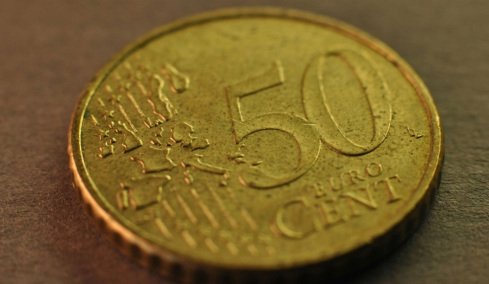 Πήγε με 19 κιλά κέρματα των 50 λεπτών για να τα «ανταλλάξει»: Κατέληξε στο τμήμα