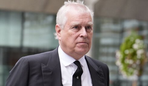 Η βρετανική αστυνομία συνέλαβε τον έκπτωτο πρίγκιπα Άντριου για παράβαση καθήκοντος σχετικά με την υπόθεση Επστάιν