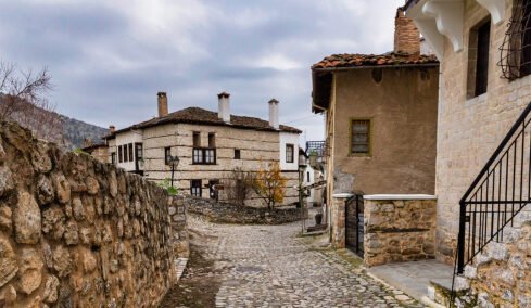 Χειμερινές αποδράσεις στην Ελλάδα: 5 προορισμοί για στιγμές με αχνιστό ρόφημα, βιβλίο και έμπνευση  