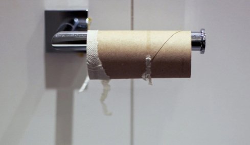 Γιατί βάζουν ρολά από χαρτί υγείας στα πόμολα; Το έξυπνο κόλπο για το κρύο και το ηλεκτρικό ρεύμα