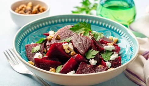 Το κατακόκκινο υπερτρόφιμο που στηρίζει καρδιά, έντερο και αντοχή – Και υπάρχει ήδη στην κουζίνα μας