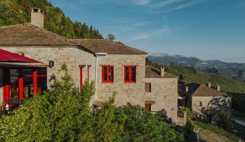 10 ξενώνες για δύο στην Ελλάδα με ζεστή ατμόσφαιρα, ρομαντισμό και θέα σε ειδυλλιακά τοπία
