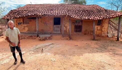 Ζει μόνος του σε ένα σπίτι από λάσπη του 1920: «Πάντα κάποιος περνά να με δει» (vid)