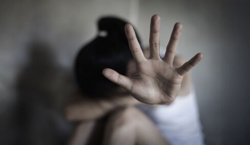 «Θα πάρεις κάτι ωραίο»: Ανήλικο κορίτσι στη Βρετανία βιαζόταν για χρόνια από τον πατέρα, τα αδέλφια και τον παππού της