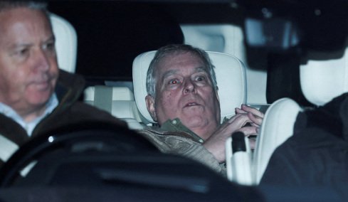 Αφέθηκε ελεύθερος ο Άντριου: Σοκαρισμένος έφυγε από το Τμήμα, δείτε τις πρώτες φωτογραφίες του έκπτωτου πρίγκιπα μετά τη σύλληψη