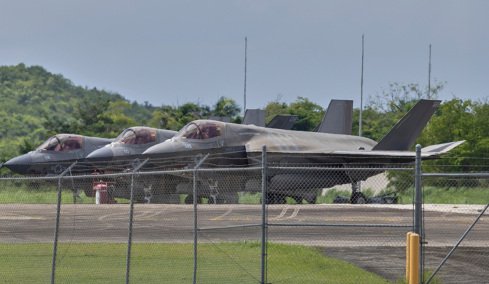 Γιγαντιαία κινητοποίηση της πολεμικής αεροπορίας των ΗΠΑ στη Μέση Ανατολή, F-22 πέρασαν από τη Βρετανία, F-35 στη Σούδα