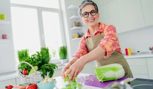 Πατήσατε τα 50; Βάλτε αυτά τα 8 τρόφιμα στο πιάτο σας – Κάνουν θαύματα