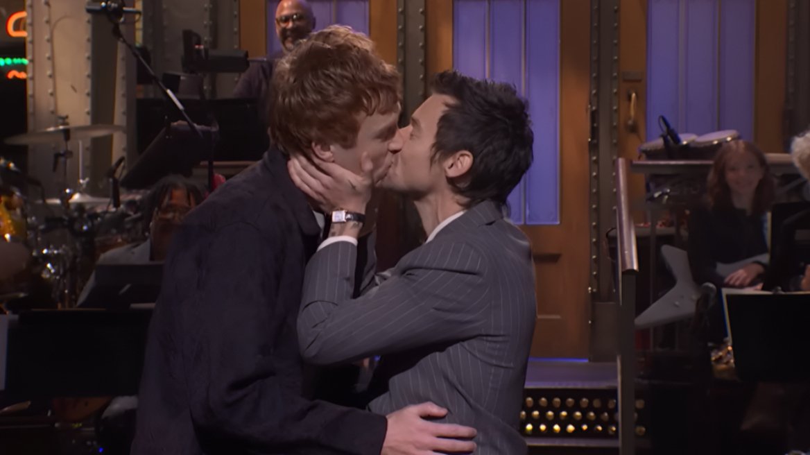 Ο Χάρι Στάιλς απάντησε στα σχόλια για τη σεξουαλικότητά του φιλώντας στο στόμα άντρα ηθοποιό κατά τη διάρκεια εκπομπής