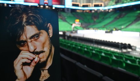 Οι εξέδρες του T-Center γέμισαν με φωτογραφίες του Δημήτρη Γιαννακόπουλου, δείτε βίντεο 