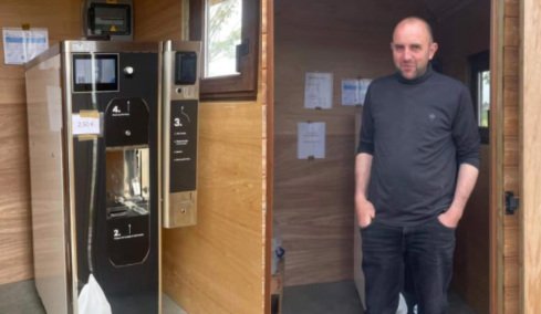 Αγρότης επαναστατεί ενάντια σε πολυεθνική και εγκαθιστά μηχάνημα αυτόματης πώλησης παγωτού: «Έχουν ήδη πλησιάσει»
