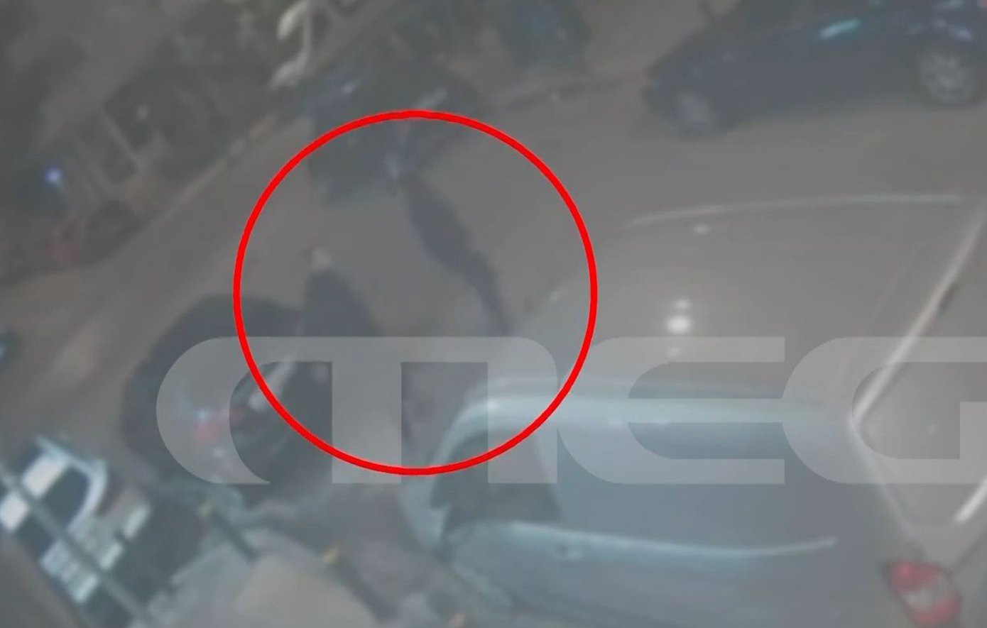 Νέος Κόσμος: Η στιγμή της διαφυγής παρέας 10 ατόμων μετά το μαχαίρωμα 15χρονου