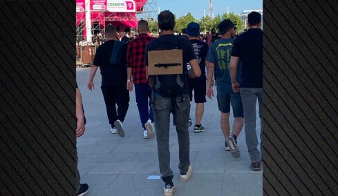 «Ψάχνω Ticket»: Ο θαυμαστής των Metallica που έψαχνε εισιτήριο με... χαρτόνι στην πλάτη