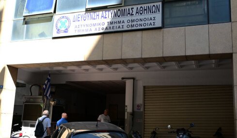Δίκη για τον βιασμό 19χρονης στο ΑΤ Ομόνοιας: «Ήταν συναινετικό, μας είπε ότι της αρέσουν οι ένστολοι» υποστήριξαν οι αστυνομικοί